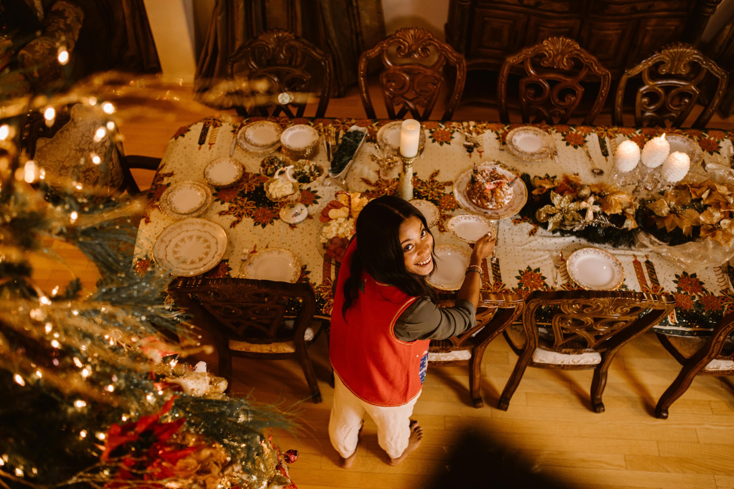 Femme préparant une table festive pour les fêtes, avant un nettoyage professionnel pour garantir une propreté impeccable après les célébrations.